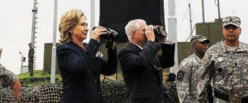 Clinton y Gates miran hacia Corea del Norte desde un puesto de observación de la zona desmilitarizada. / Reuters