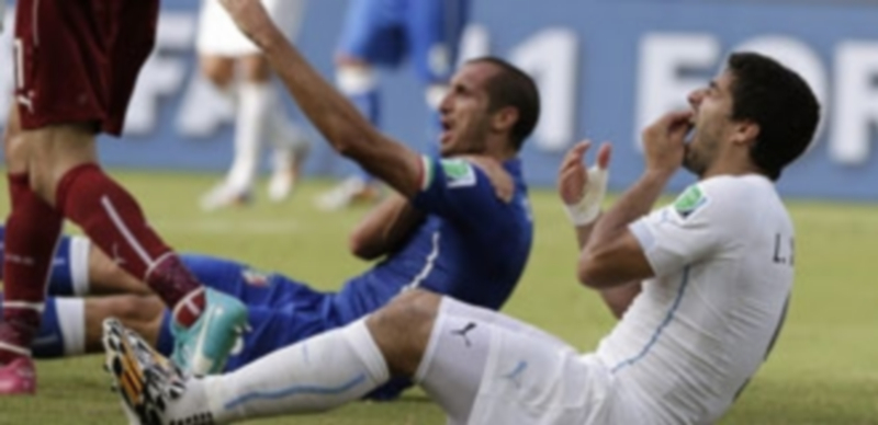 Luis Suárez tras su mordisco a Chiellini. / EP