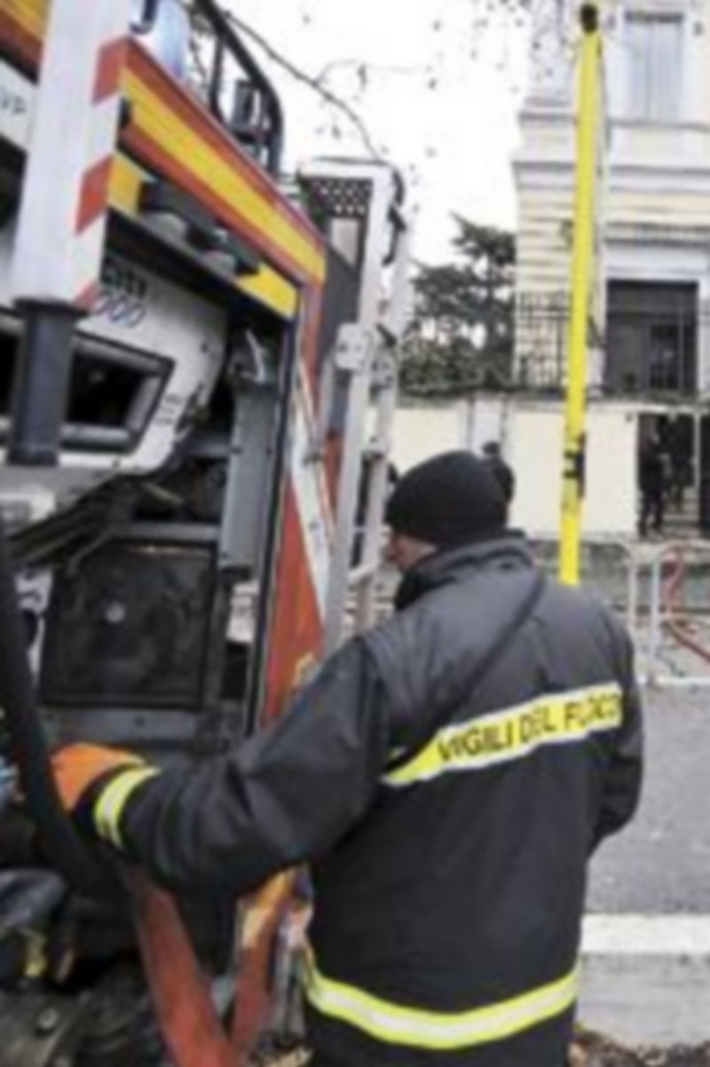 Miembros de la Policía militarizada italiana y bomberos aseguran la entrada de la embajada de Grecia. / Efe