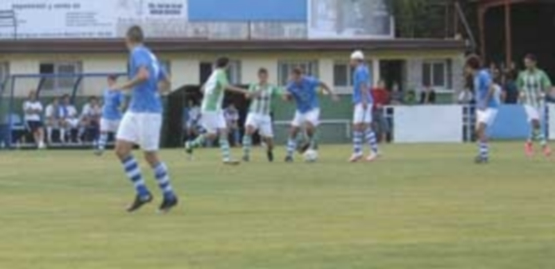 Un momento del partido disputado entre la Cebrereña y La Granja. / Elena Peña