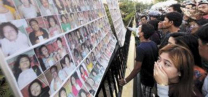 Las imágenes de los fallecidos son expuestas en las entradas de los hospitales a fin de que familiares y amigos los identifiquen. / EFE