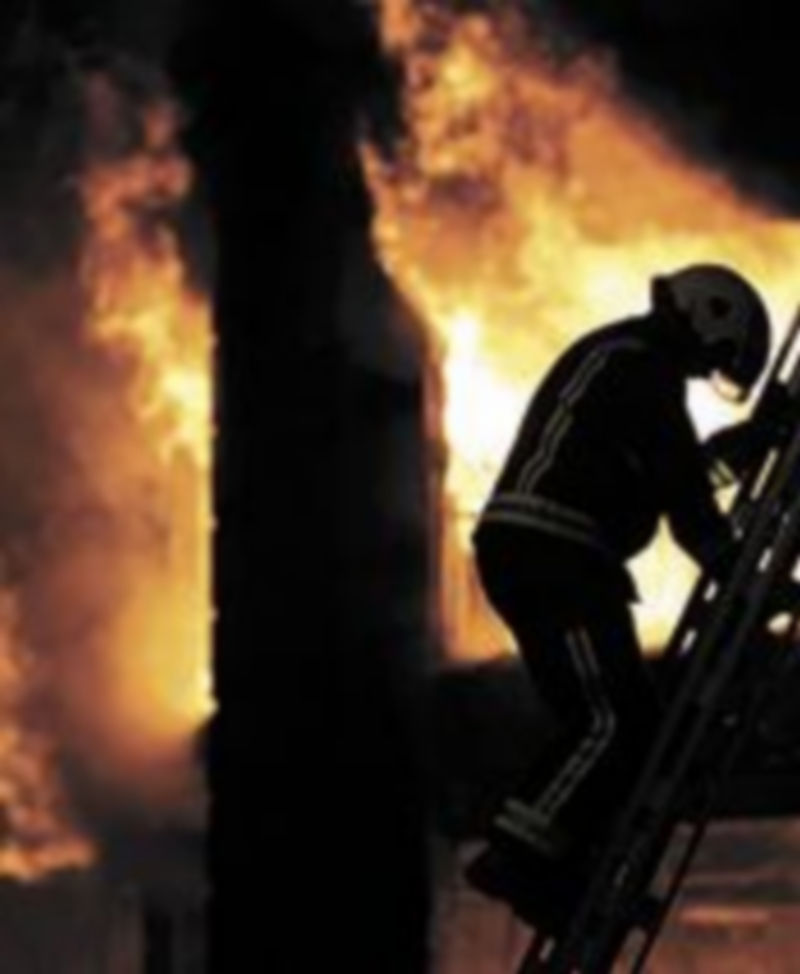 La Policía acordonó el perímetro y vigiló de cerca que las revueltas no se repitiesen en la jornada siguiente. / Efe