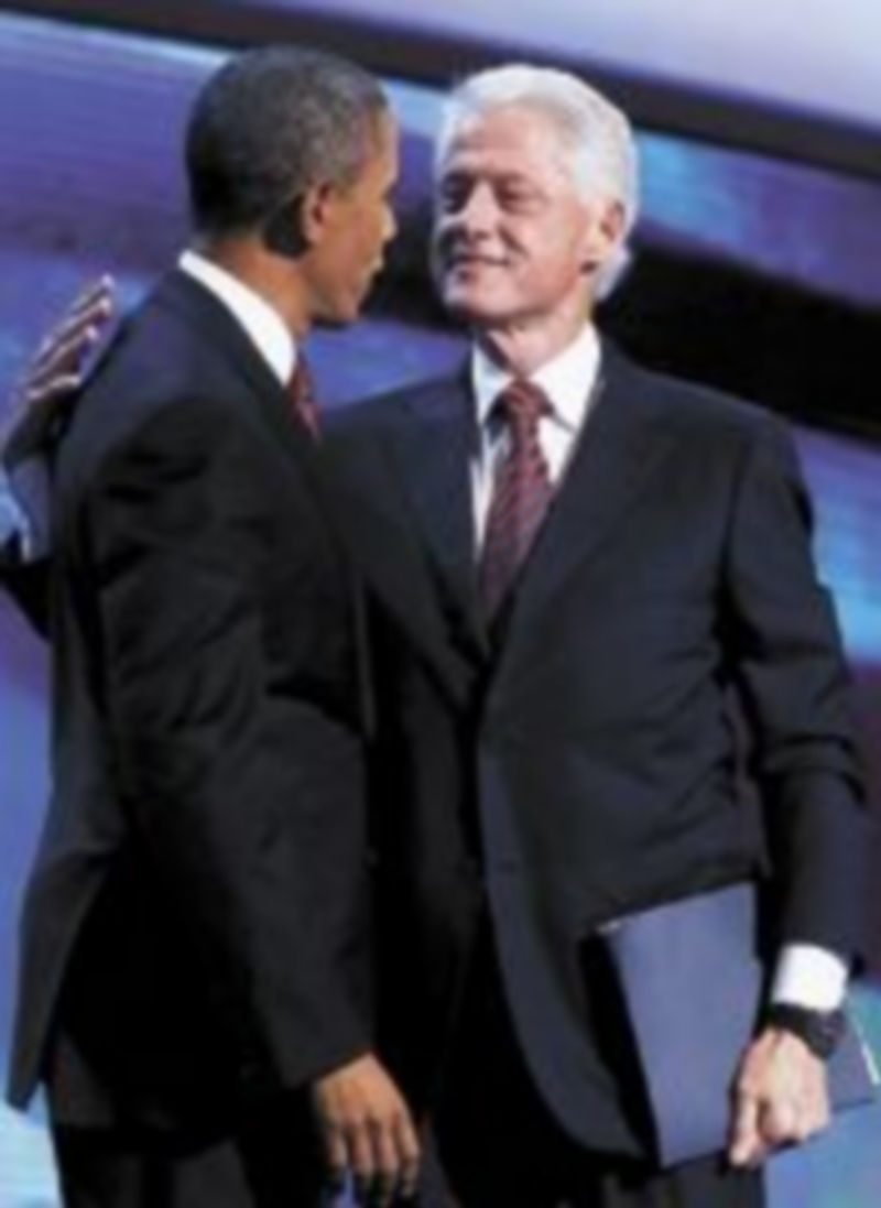 Bill Clinton se abraza a Obama en señal de apoyo. / Reuters