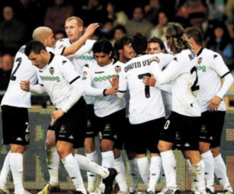 Los jugadores del Valencia celebran el tanto de Mata. /REUTERS