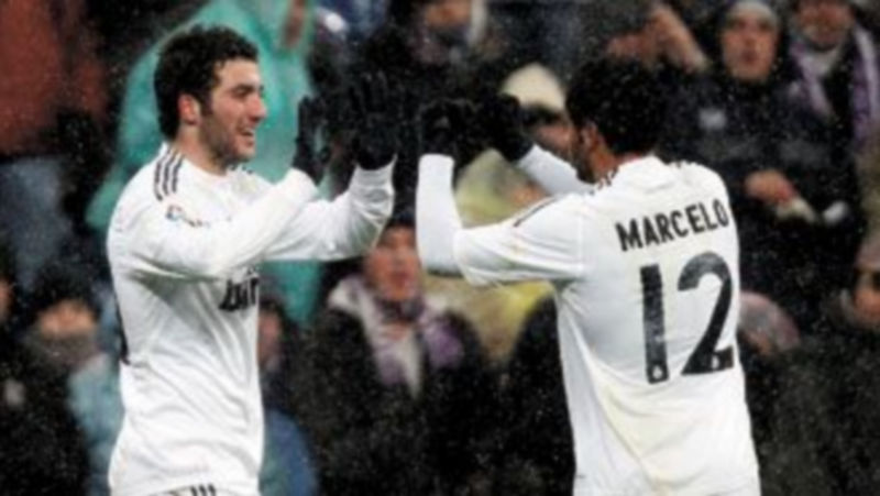 El argentino Higuaín anotó el primer tanto del conjunto blanco en el Bernabéu. / REUTERS