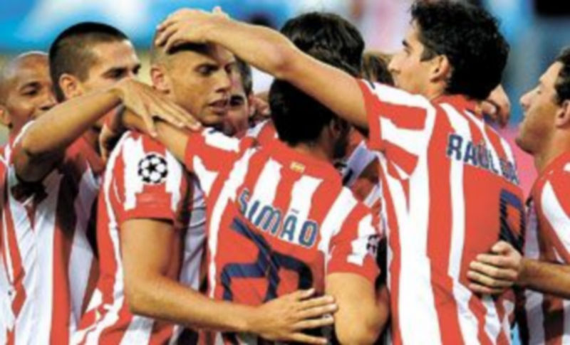 Los jugadores rojiblancos festejan el tanto anotado por Vintra en propia meta. / félix ordóñez (reuters)