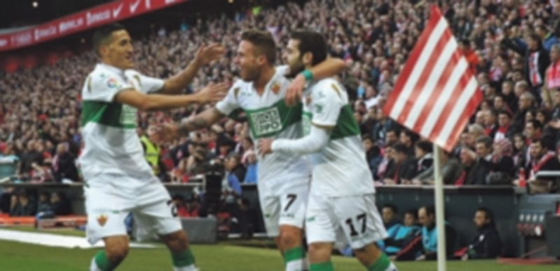 Víctor Rodríguez (der) celebra con sus compañeros tras anotar el primer gol. / EFE