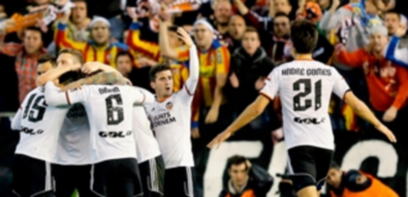 Los jugadores del Valencia y sus aficionados celebran la victoria conseguida ayer ante el Real Madrid en Mestalla. / EFE