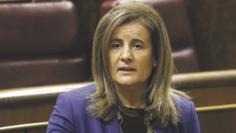 La ministra de Empleo en la última sesión de control al Gobierno. / Efe