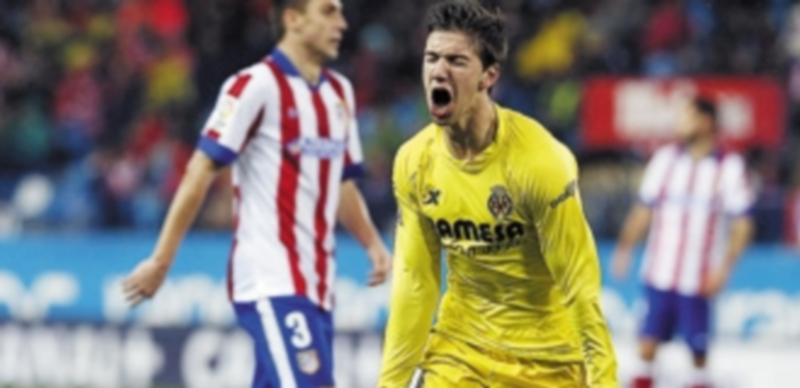 El argentino Luciano Vietto celebra el gol que le daría el triunfo al Villarreal en el partido frente al Atlético de Madrid. / EFE