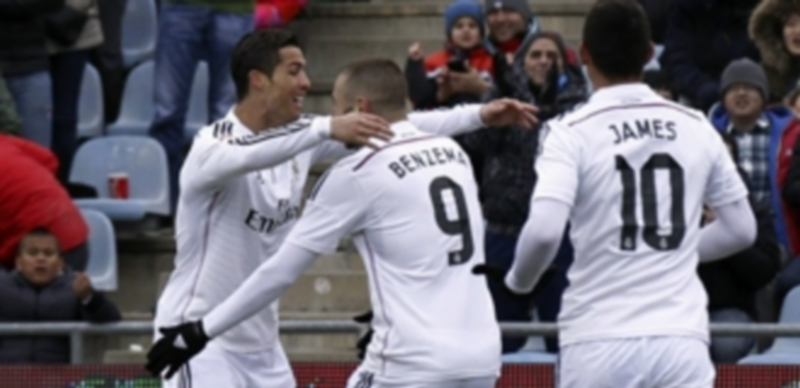 Cristiano Ronaldo (izq) celebra el tercer gol del Real Madrid con Benzema. / EFE