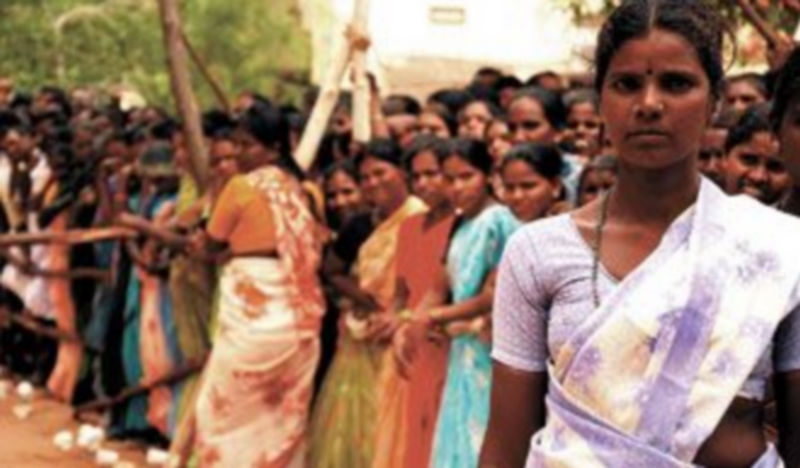 Numerosas personas hacen cola para visitar la capilla ardiente de Vicente Ferrer