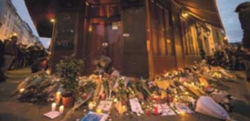 Flores y velas colocadas como homenaje a las víctimas de los atentados de París