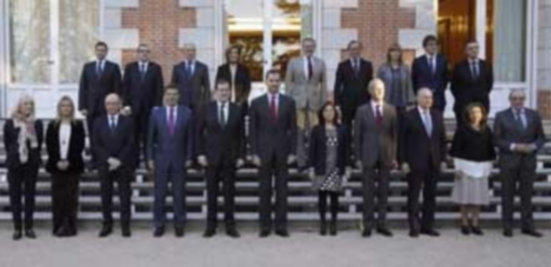 El Rey junto a Mariano Rajoy(5-i) y Soraya Sáenz de Santamaría(5-d)