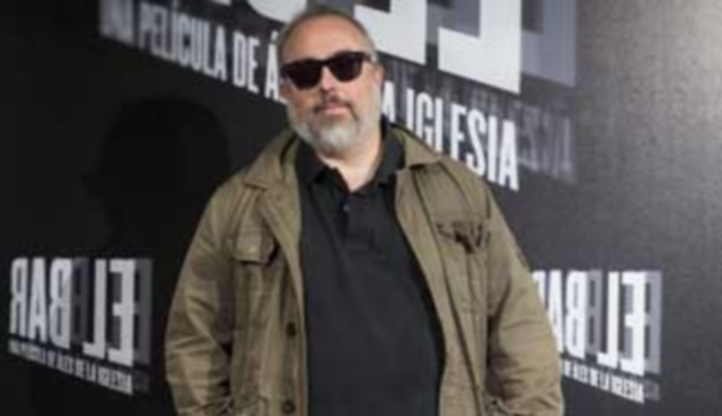 El director Álex de la Iglesia durante la presentación de su película ‘El bar’. / Efe