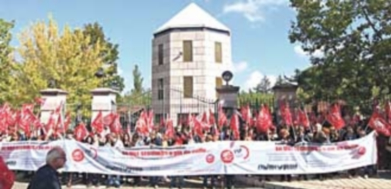 Decenas de funcionarios se concentraron a las puertas de la Consejería de Presidencia durante la reunión. / E.P.