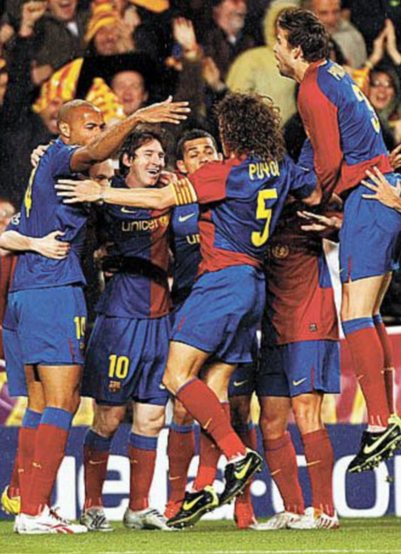 Los jugadores del conjunto azulgrana festejan el segundo tanto de Leo Messi. / ALBERT GEA (Reuters)