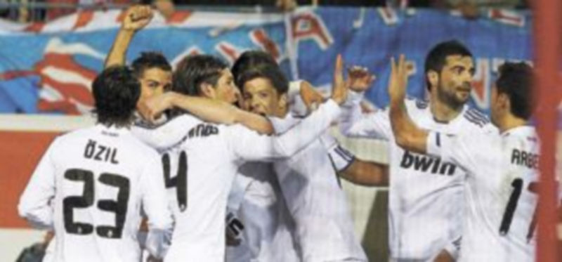 Los jugadores del conjunto ‘merengue’ felicitan a Cristiano Ronaldo tras anotar el único tanto del encuentro. / Efe