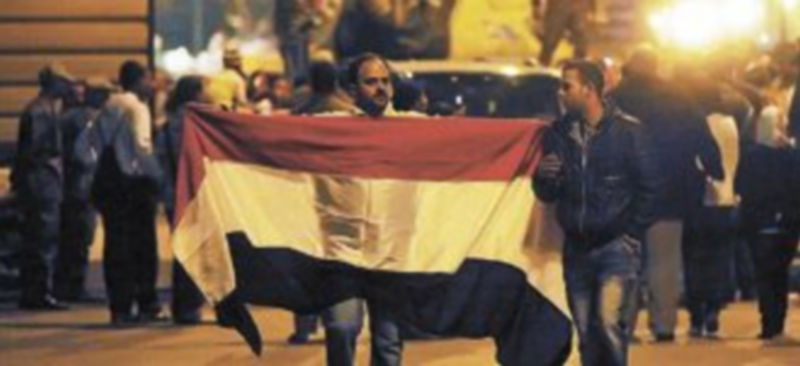 Un hombre muestra una bandera de Egipto por las calles de El Cairo para celebrar la renuncia del presidente Hosni Mubarak