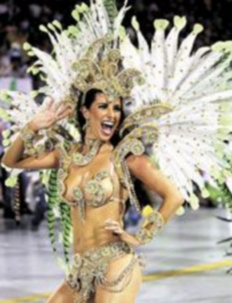Una bailarina de un grupo de samba en el defile de ayer./ Efe