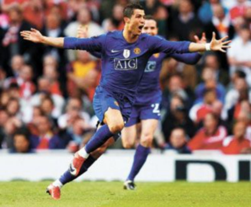 Cristiano Ronaldo festeja el segundo tanto del United en el Emirates Stadium. / E.K. (Reuters)