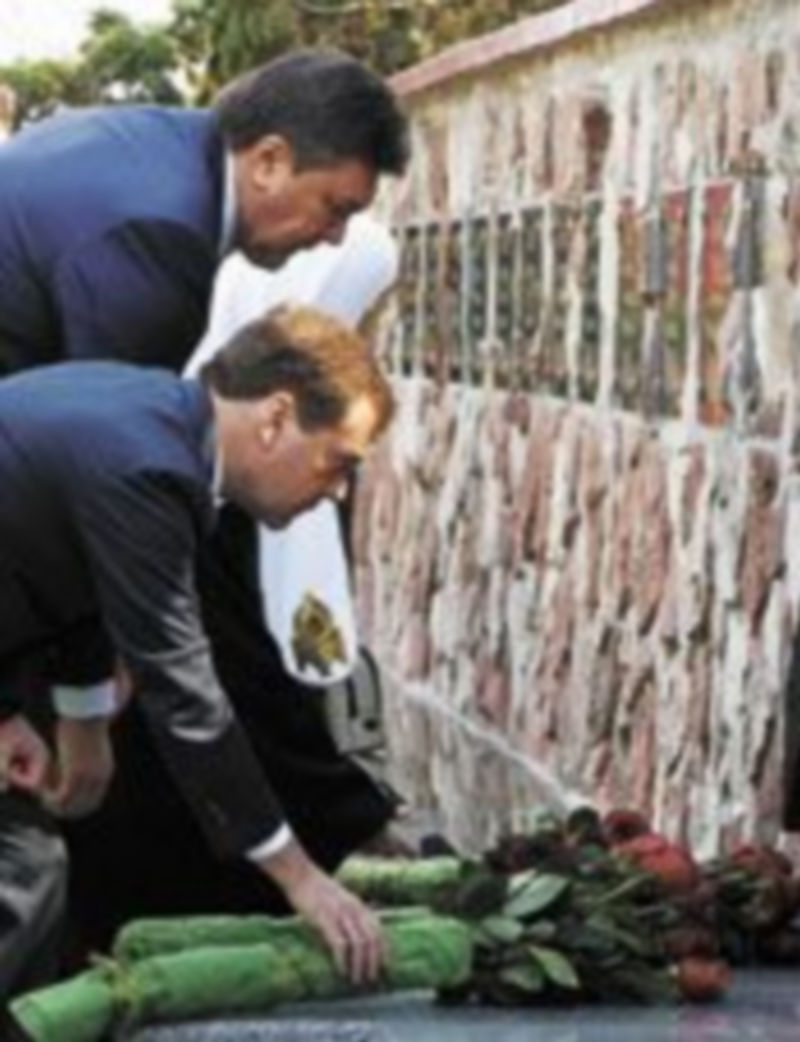 Los presidentes ruso y ucraniano depositan flores ante la primera piedra del memorial en honor a los liquidadores. / Reuters.