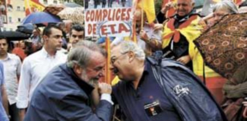 El eurodiputado del PP Jaime Mayor Oreja saluda a un manifestante durante la concentración convocada por Voces contra el Terrorismo en Madrid. / Efe.