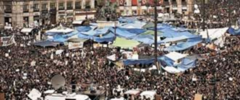 Las concentraciones del 15-M desbordaron la plaza de Sol en la capital española.