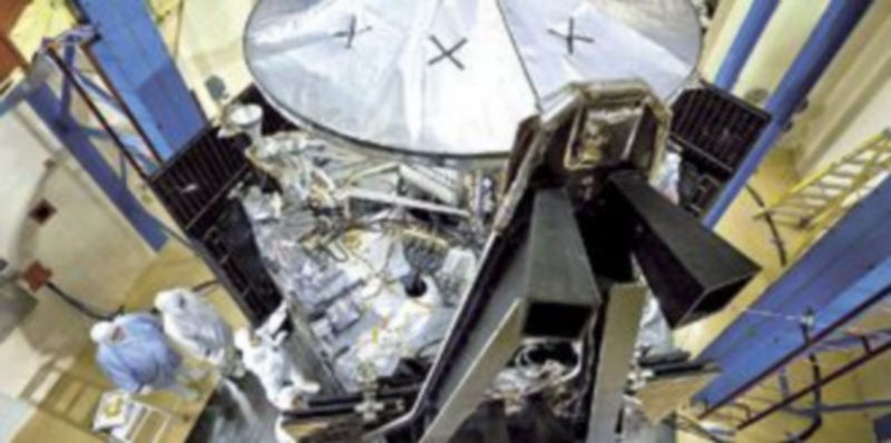 El cuerpo interno de la sonda ‘Juno’ recibe los últimos retoques antes de ser lanzada al espacio. / Efe