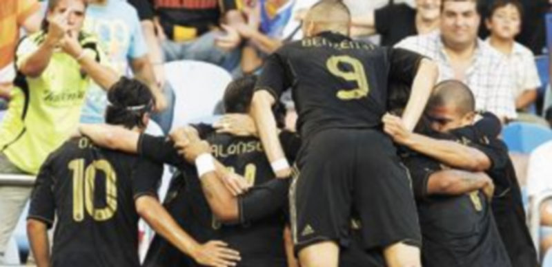 Los jugadores del conjunto ‘merengue’ festejan el primer tanto de Cristiano Ronaldo. / Efe