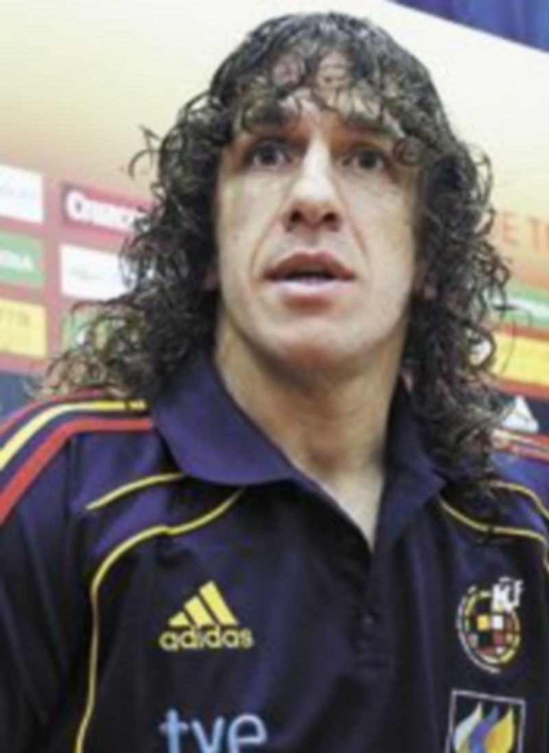 Carles Puyol atiende a los medios en la Ciudad del Fútbol de Las Rozas. / Á. Día (Efe)