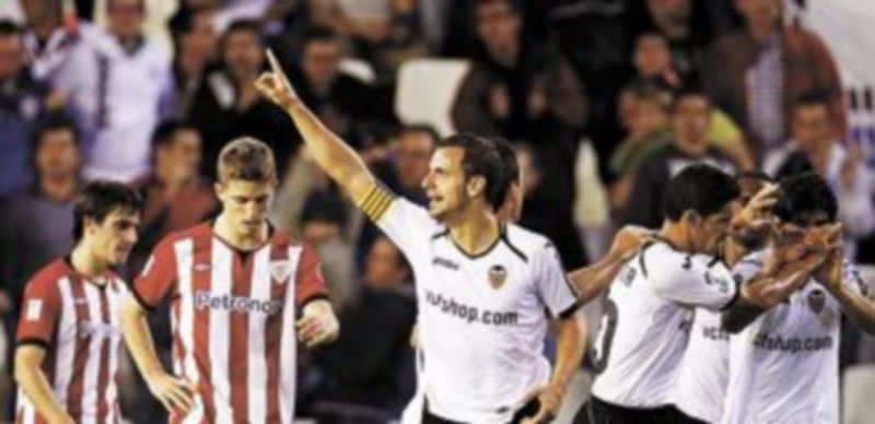 Soldado celebra con su afición en tanto que dio la igualada a los valencianistas. / Efe.