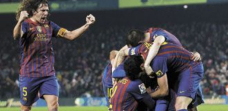 Los azulgrana celebran el tercer gol del equipo conseguido por Alexis