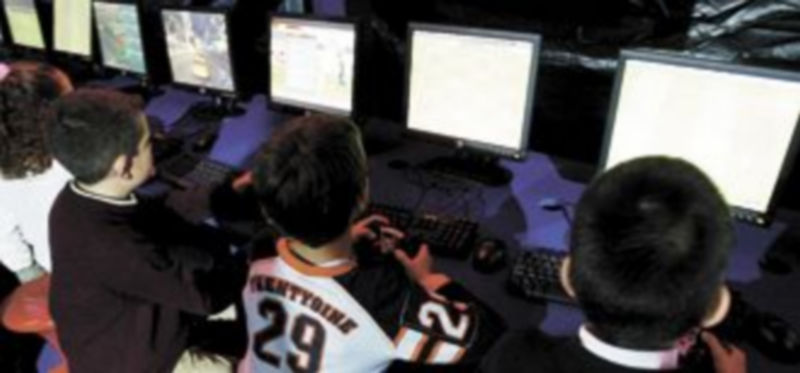 Los niños se han convertido en adictos a la red y olvidan muchas de las actividades más propias de su edad.  / A. Bartolomé