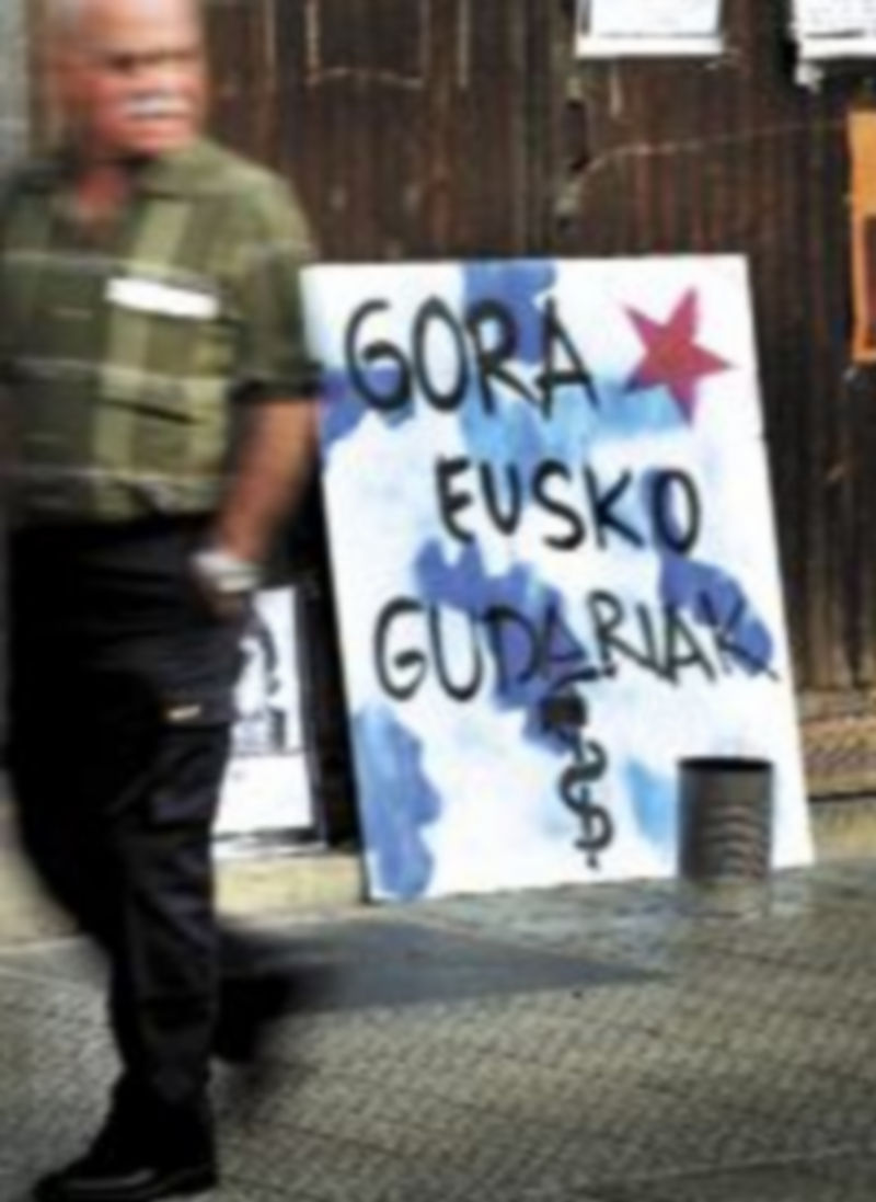 La banda emitió ayer un comunicado para exigir a los Gobiernos español y galo que entablen un diálogo directo. / Reuters