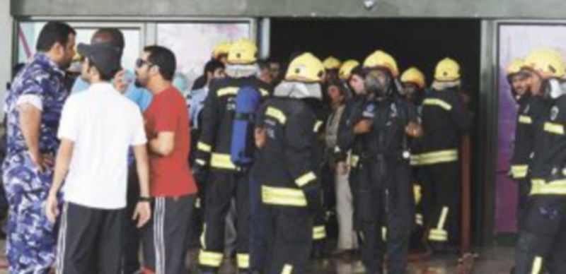 Los bomberos tuvieron que entrar por el tejado para acceder al lugar donde se encontraban las 19 víctimas mortales y los heridos. / Reuters.