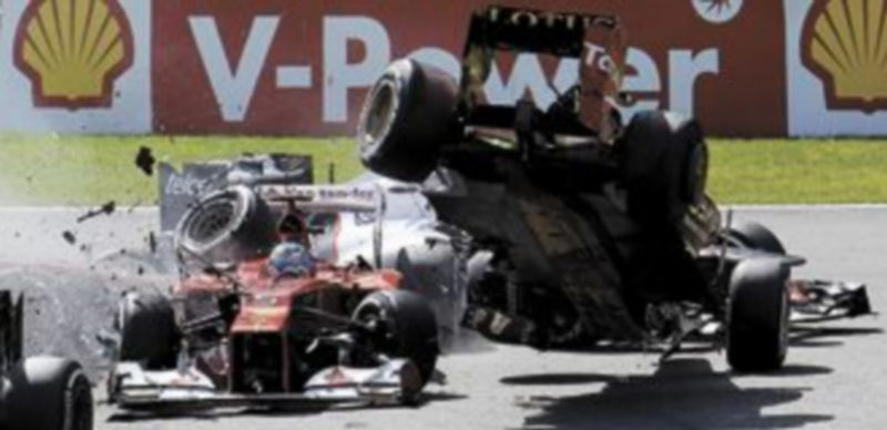 Button logra ganar y Alonso no llega a la primera curva 1 Espectacular momento en la primera curva