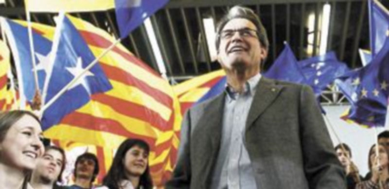 La maquinaria propagandística de CiU ha utilizado banderas independentistas y de la UE