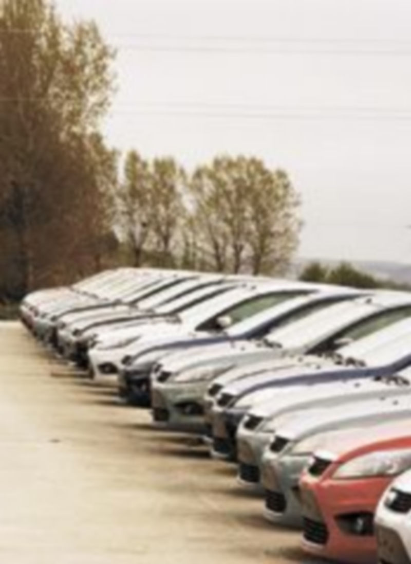Una hilera de coches en un concesionario