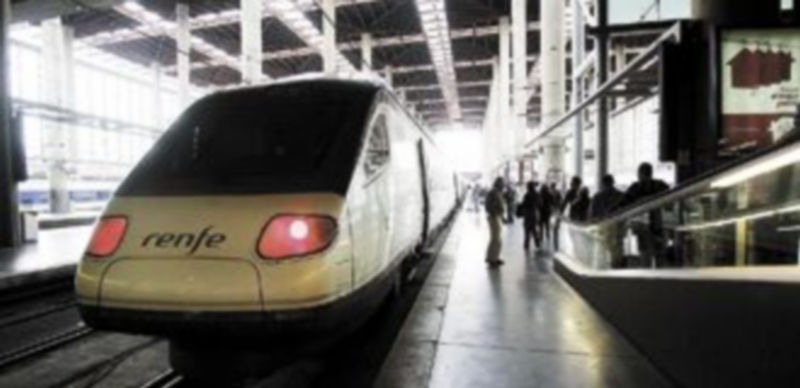 La compañía ferroviaria transportó a más de 20 millones de viajeros en sus trenes AVE en los 11 primeros meses de 2012. / Rosa Marcos