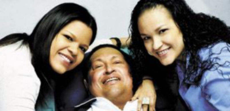 El dirigente venezolano posa con sus hijas