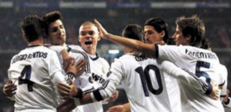 Los jugadores de la escuadra de Chamartín felicitan al canterano Morata tras anotar el primer tanto. / J. Barbancho (Reuters)