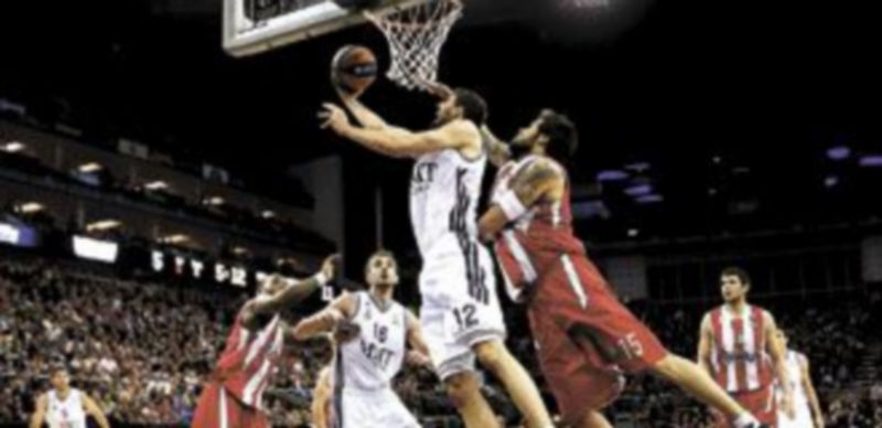 Printezis intenta evitar la canasta de Nikola Mirotic