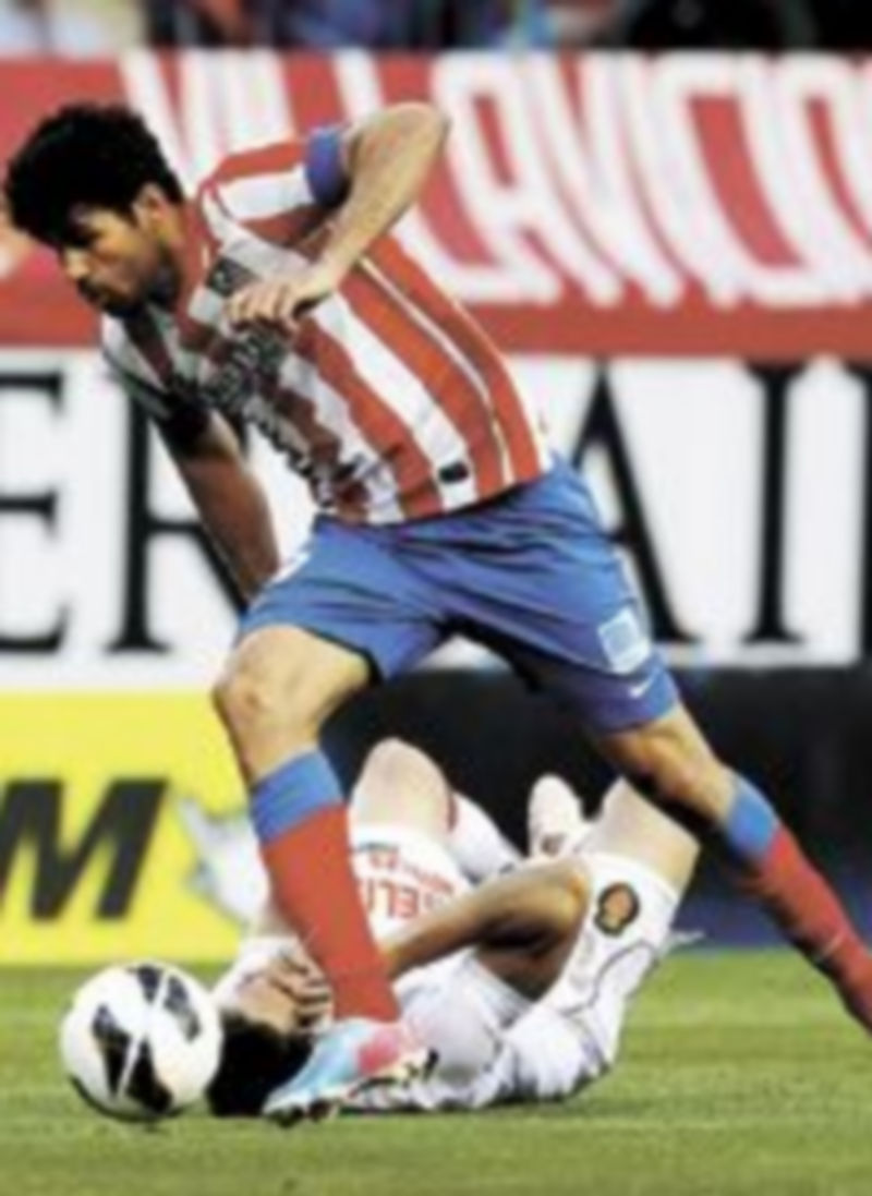 Diego Costa hace falta al mallorquinista Bigas. / Chema Moya (Efe)