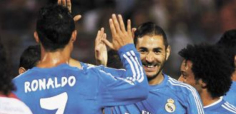 Cristiano Ronaldo felicita al ariete galo tras anotar el tanto. / Reuters