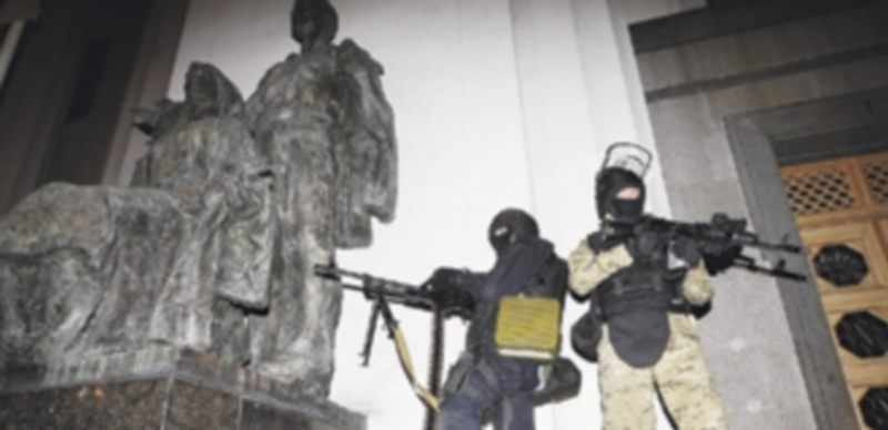 Soldados ucranianos vigilan la entrada de una sede de la Administración regional en Slaviansk. / Reuters