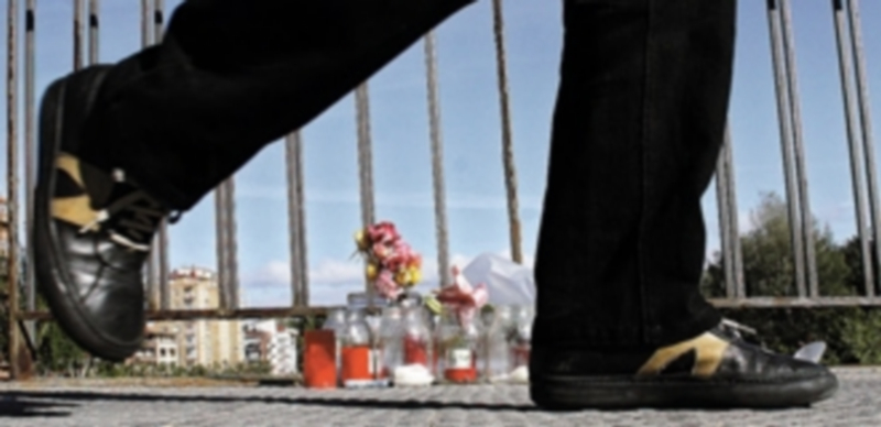 Altar improvisado en el puente en el que abatieron a tiros a la política leonesa. / Peio García (ICAL)