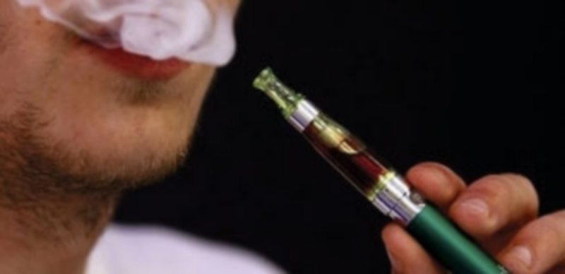 Cada vez más fumadores se pasan al cigarrillo electrónico./ EP