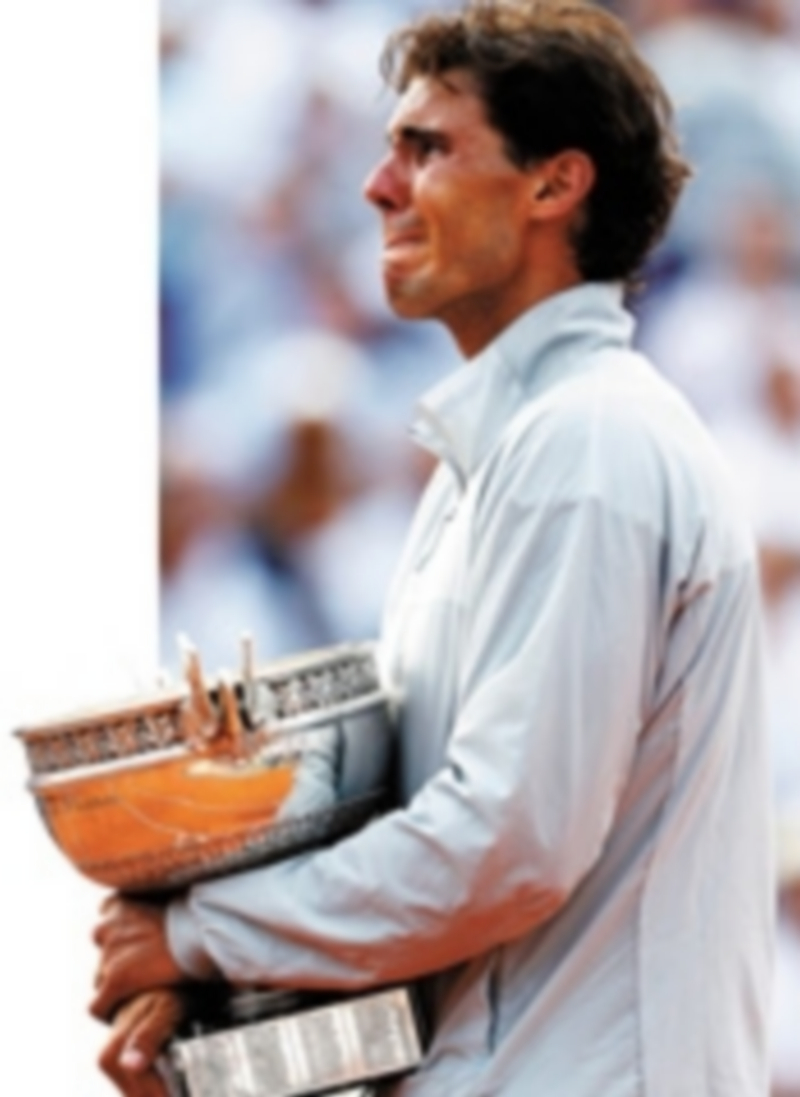 El tenista mallorquín no pudo reprimir las lágrimas al recoger el trofeo. / V. Kessler (reuters)