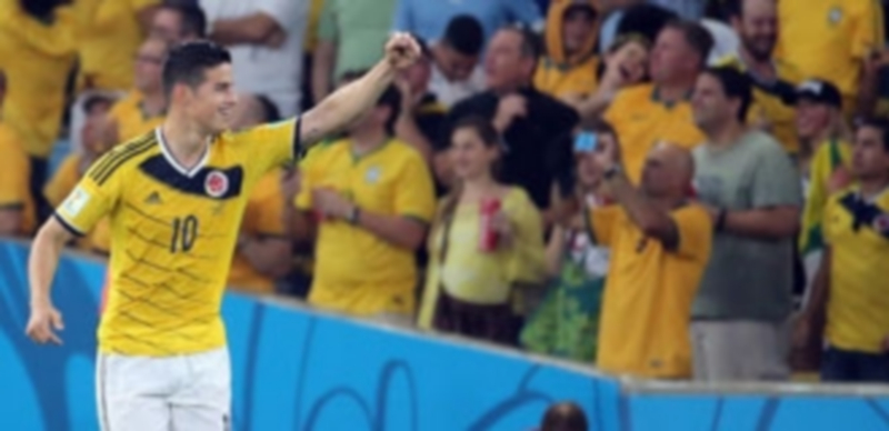 James se felicita del triunfo ante la afición colombiana. / Efe